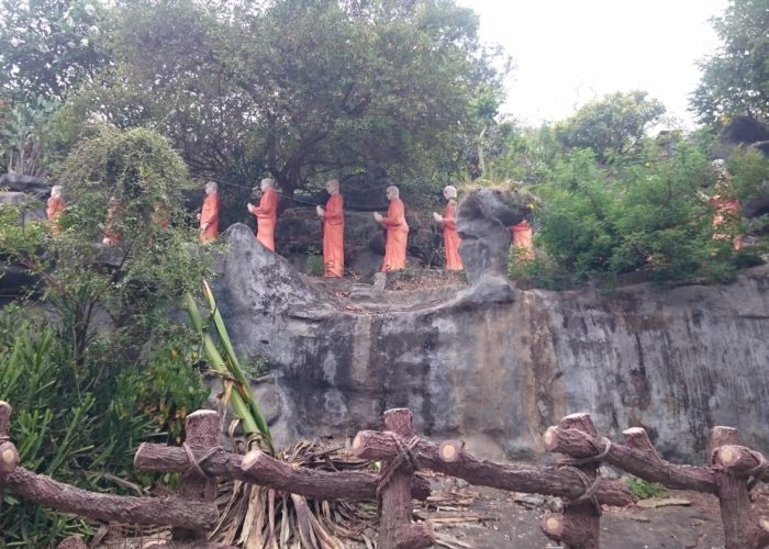 Dambulla cave temple monks